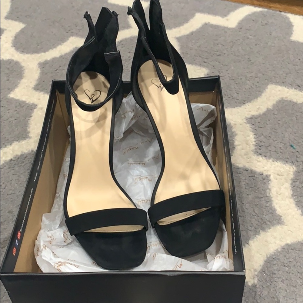 I’m selling these black High heels!! USED!!!!